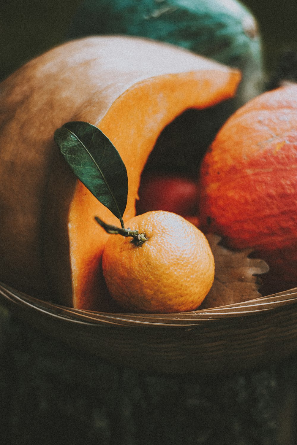 Fruit orange sur bol en bois brun