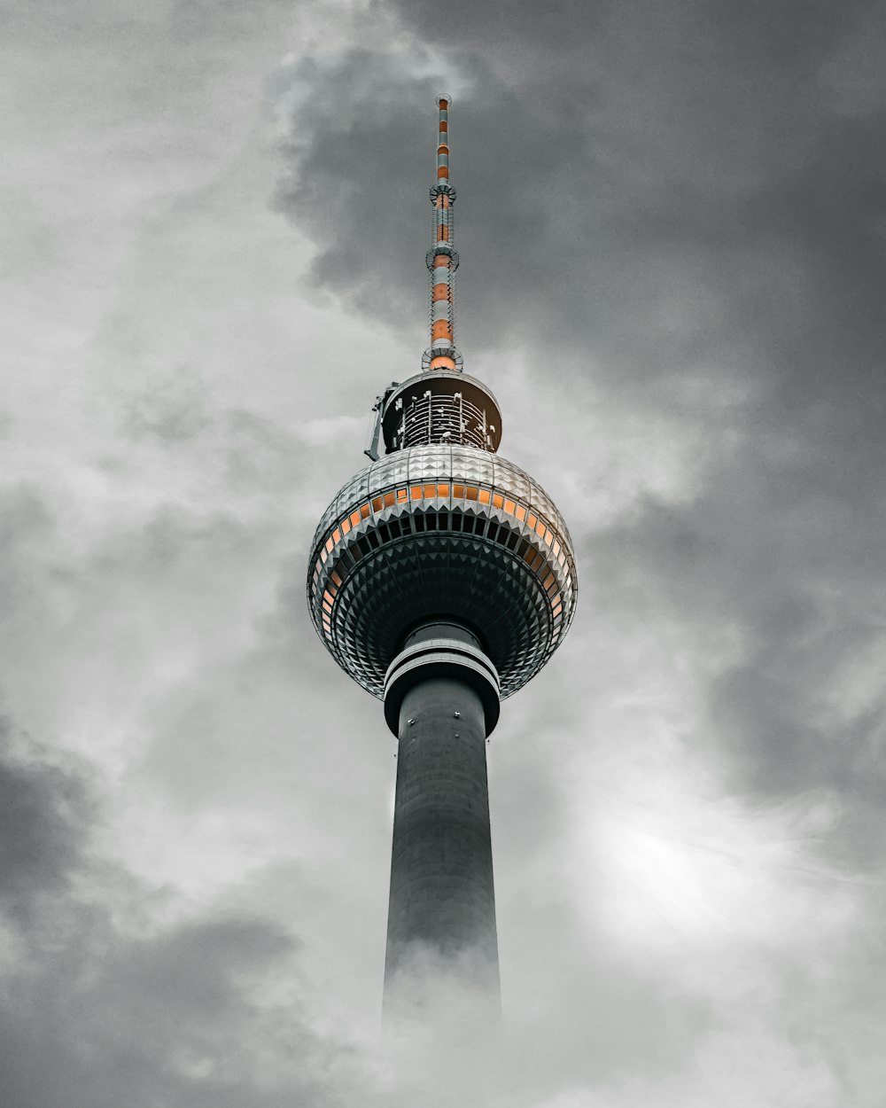 Photographie en contre-plongée d’immeubles de grande hauteur sous un ciel nuageux pendant la journée