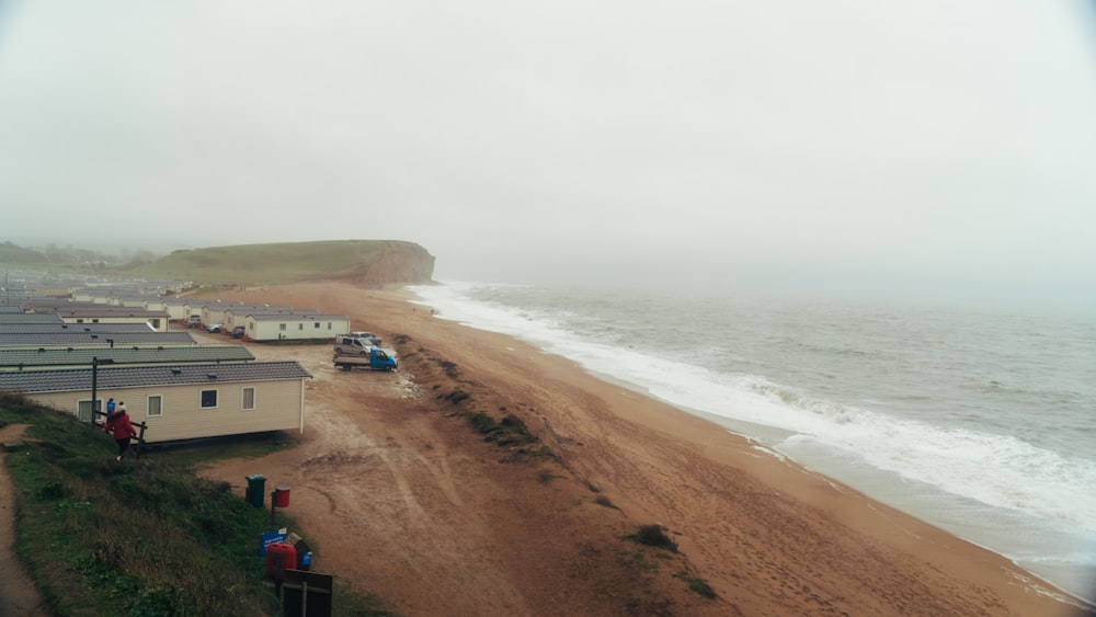 Casa blanca y marrón cerca del mar durante el día