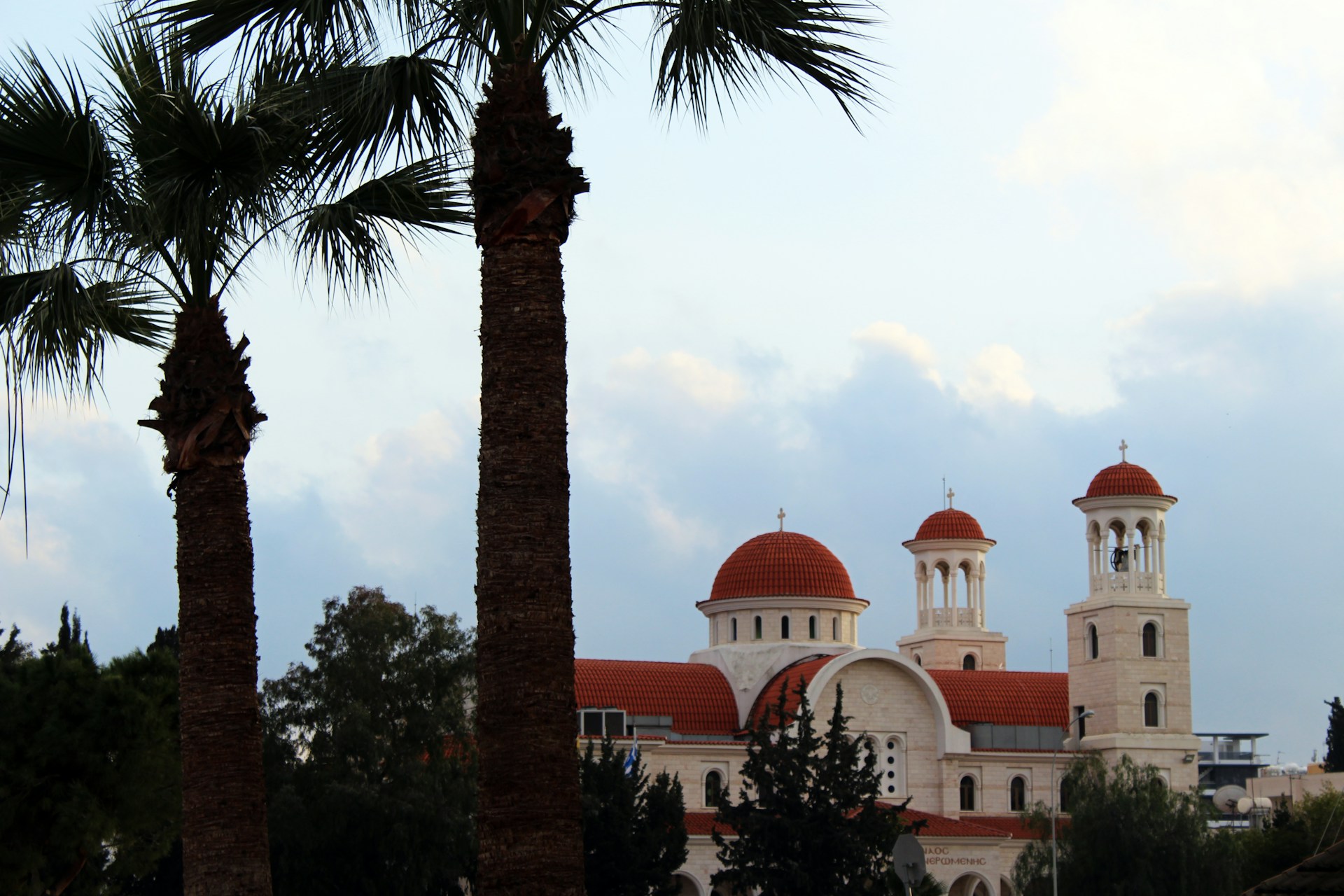 gray computer monitor