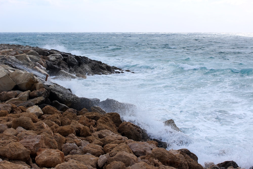 Roches brunes sur le rivage de la mer pendant la journée