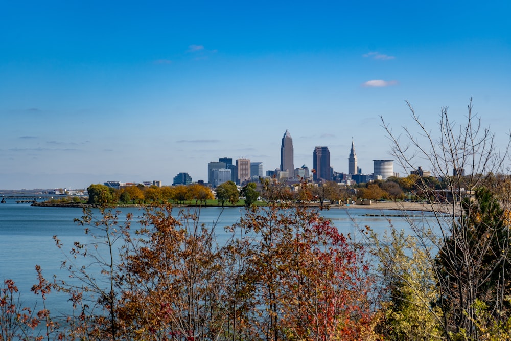 Skyline della città attraverso lo specchio d'acqua durante il giorno