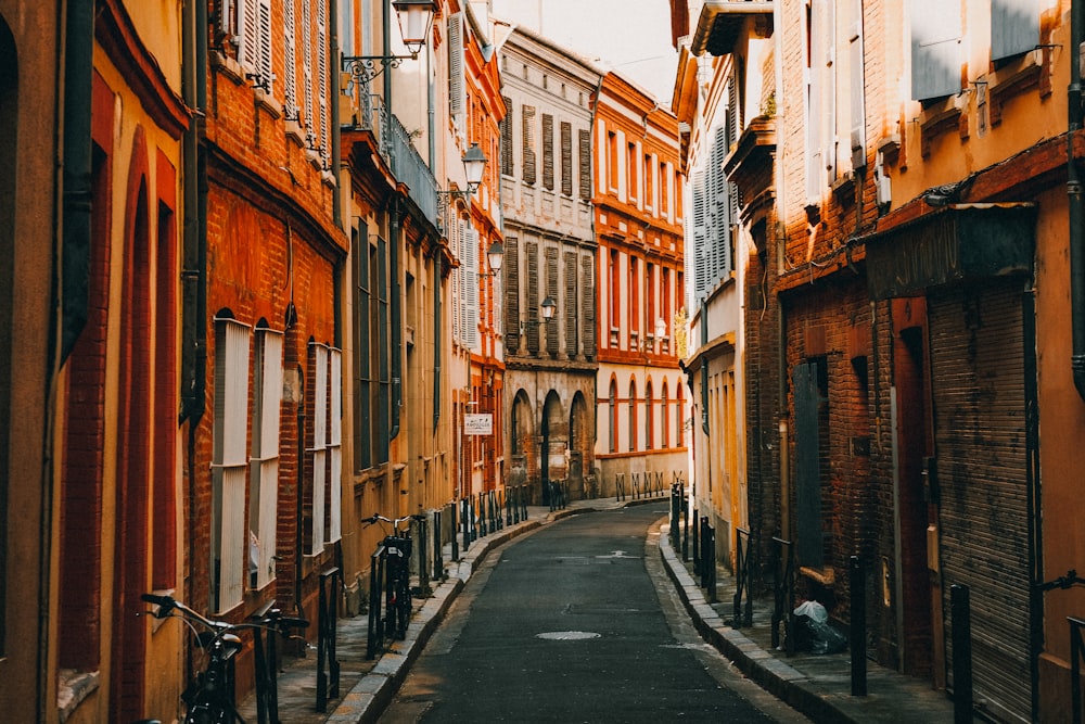 persone che camminano per strada tra gli edifici durante il giorno