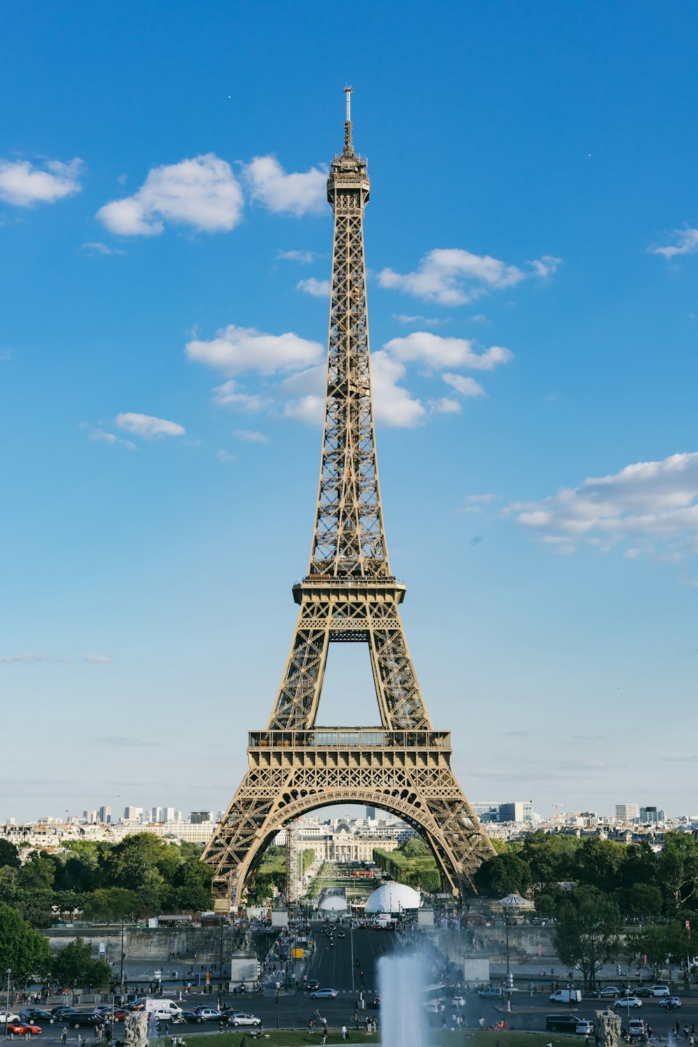 Torre Eiffel bajo el cielo azul durante el día