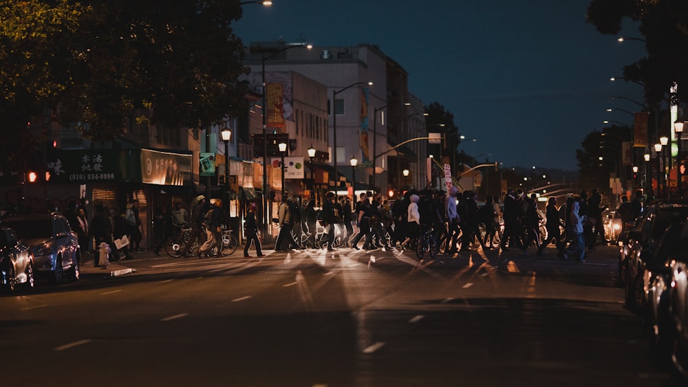 Gente caminando por la calle durante la noche