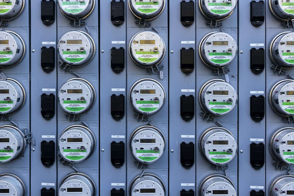 Rij slimme energiemeters aan een muur