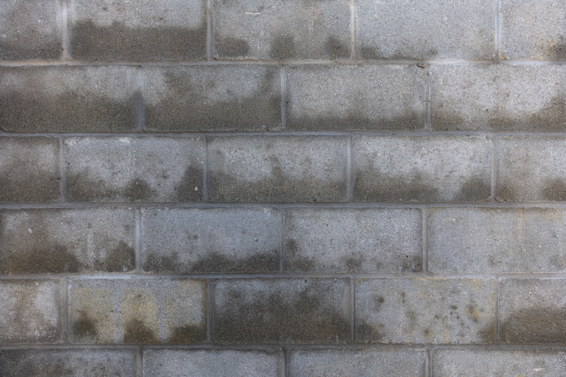 Bakstenen muur met verweerde structuur