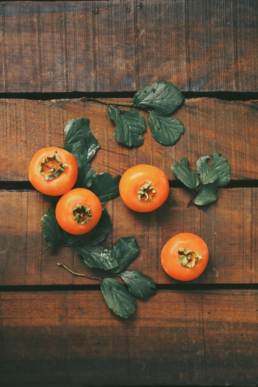 Frutta arancione sul tavolo di legno marrone