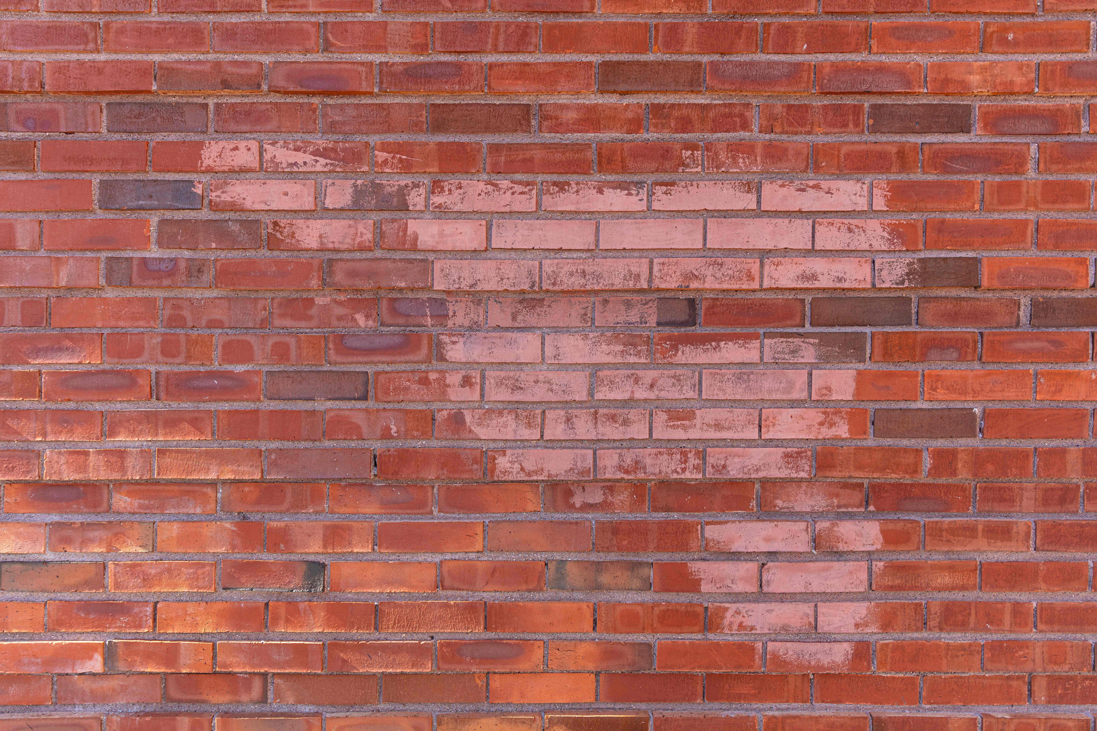 Bruine bakstenen muur in daglicht