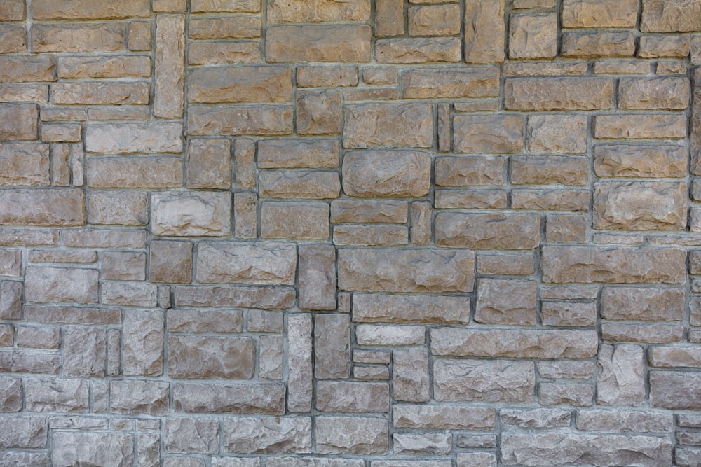 Mur de briques brunes et grises