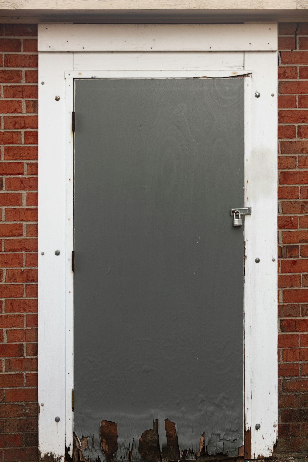 porta in legno nero con pomello in acciaio bianco