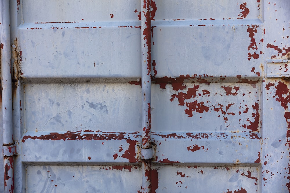 Planche en bois blanc et rouge