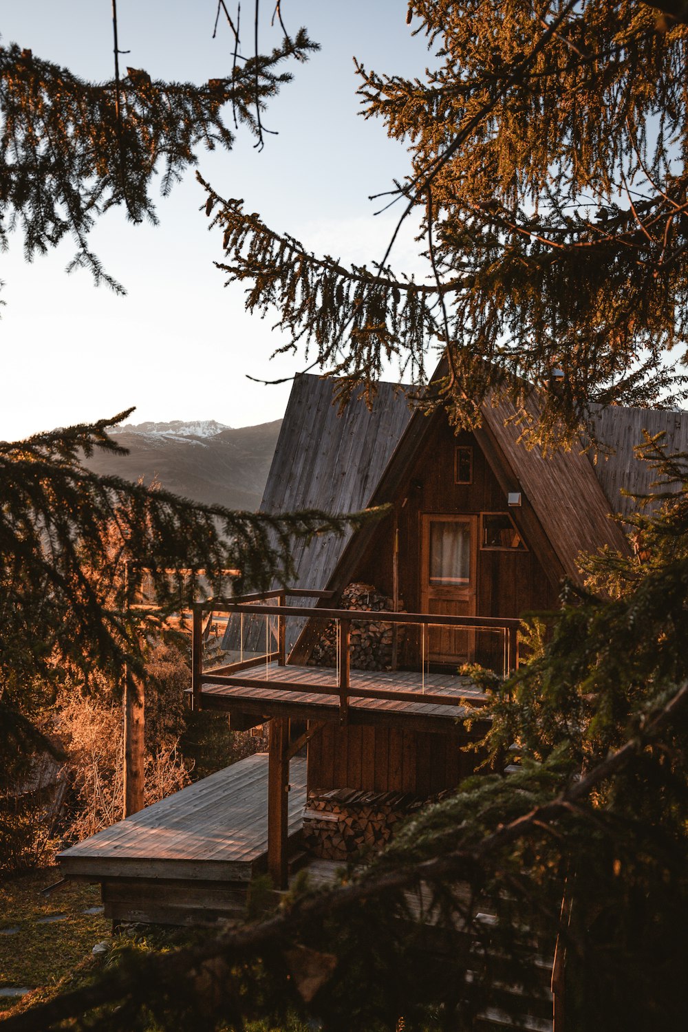 une cabane en bois avec un porche et une terrasse