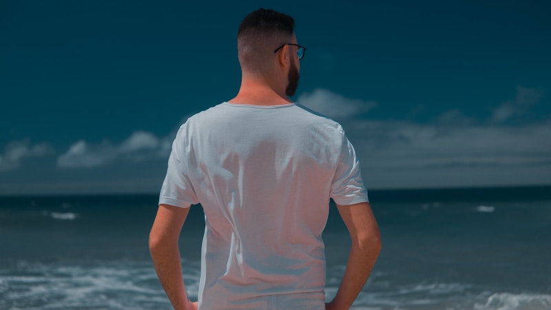 Hombre con camiseta blanca en playa