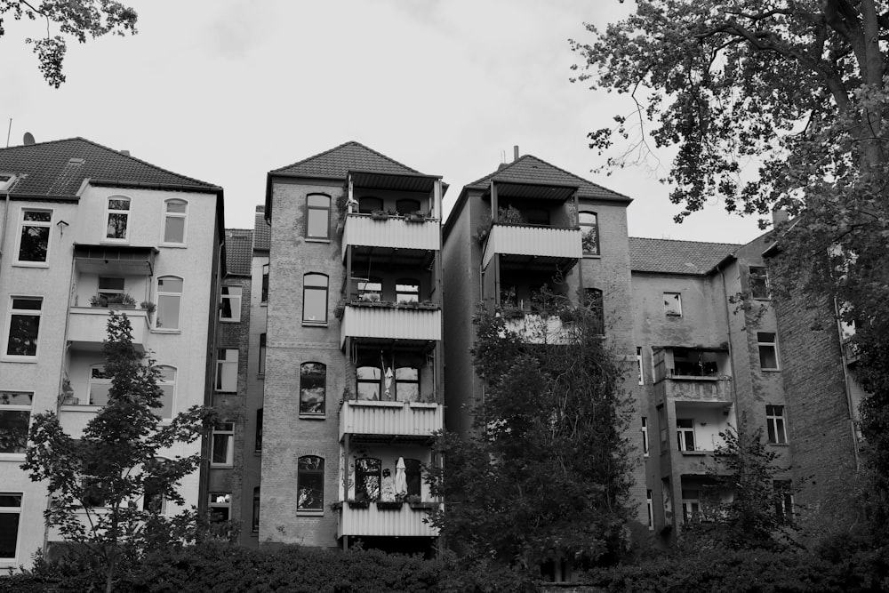 foto em tons de cinza do edifício de concreto