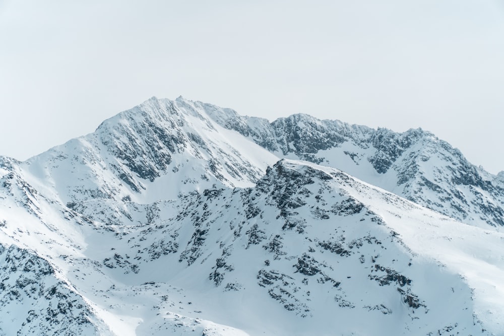 montanha coberta de neve durante o dia