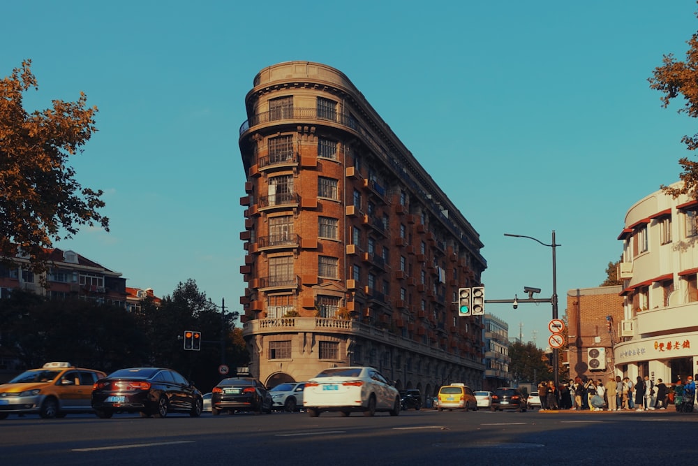 Edificio de hormigón marrón durante el día