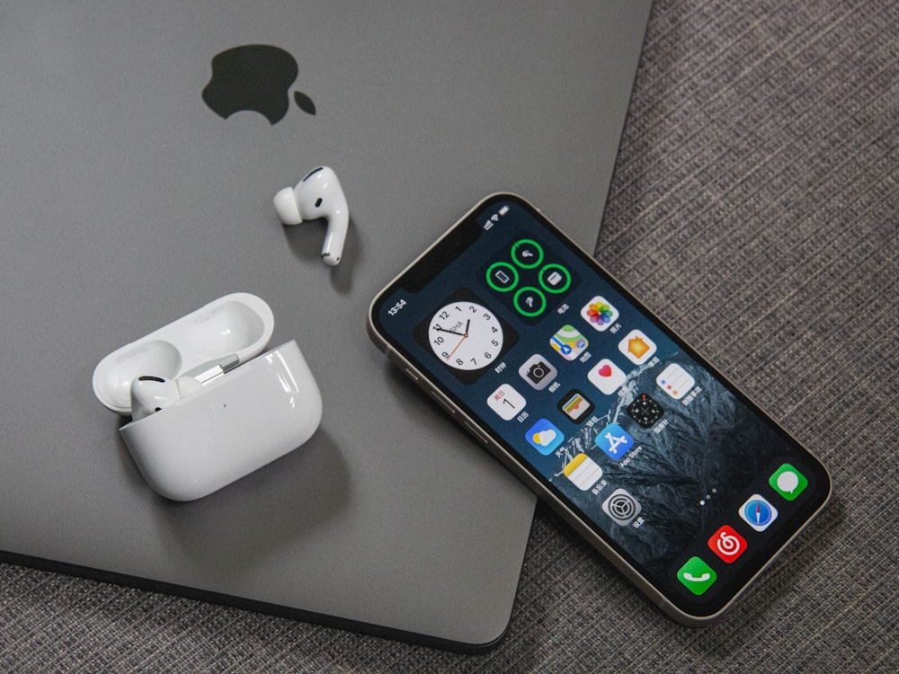 iPhone 6 gris espacial junto a los auriculares de Apple