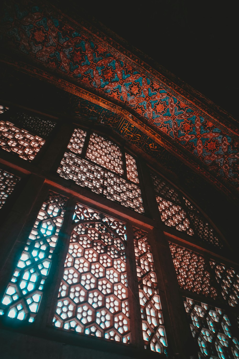 Ventana de vidrio floral azul y marrón