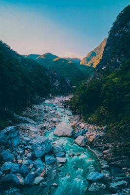 Vue sur les gorges de Taroko depuis Hualien, falaises de marbre et rivière turquoise