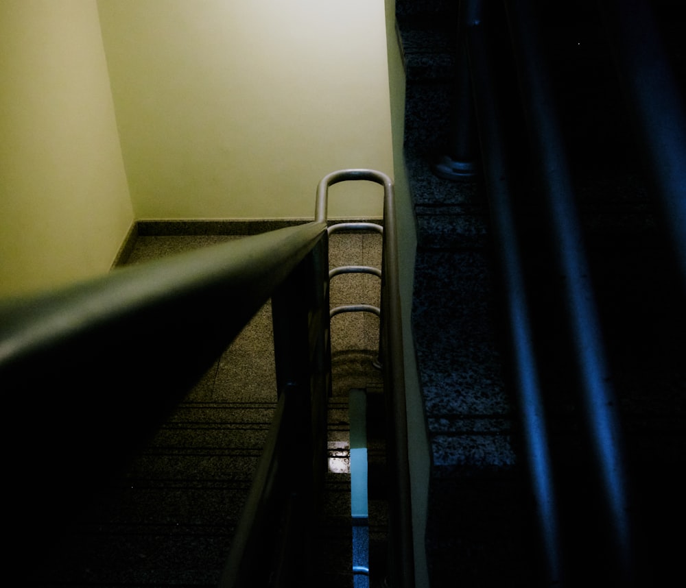 escada rolante preta e cinza dentro do quarto