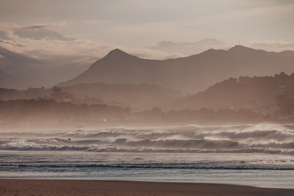 sea waves crashing on shore during daytime