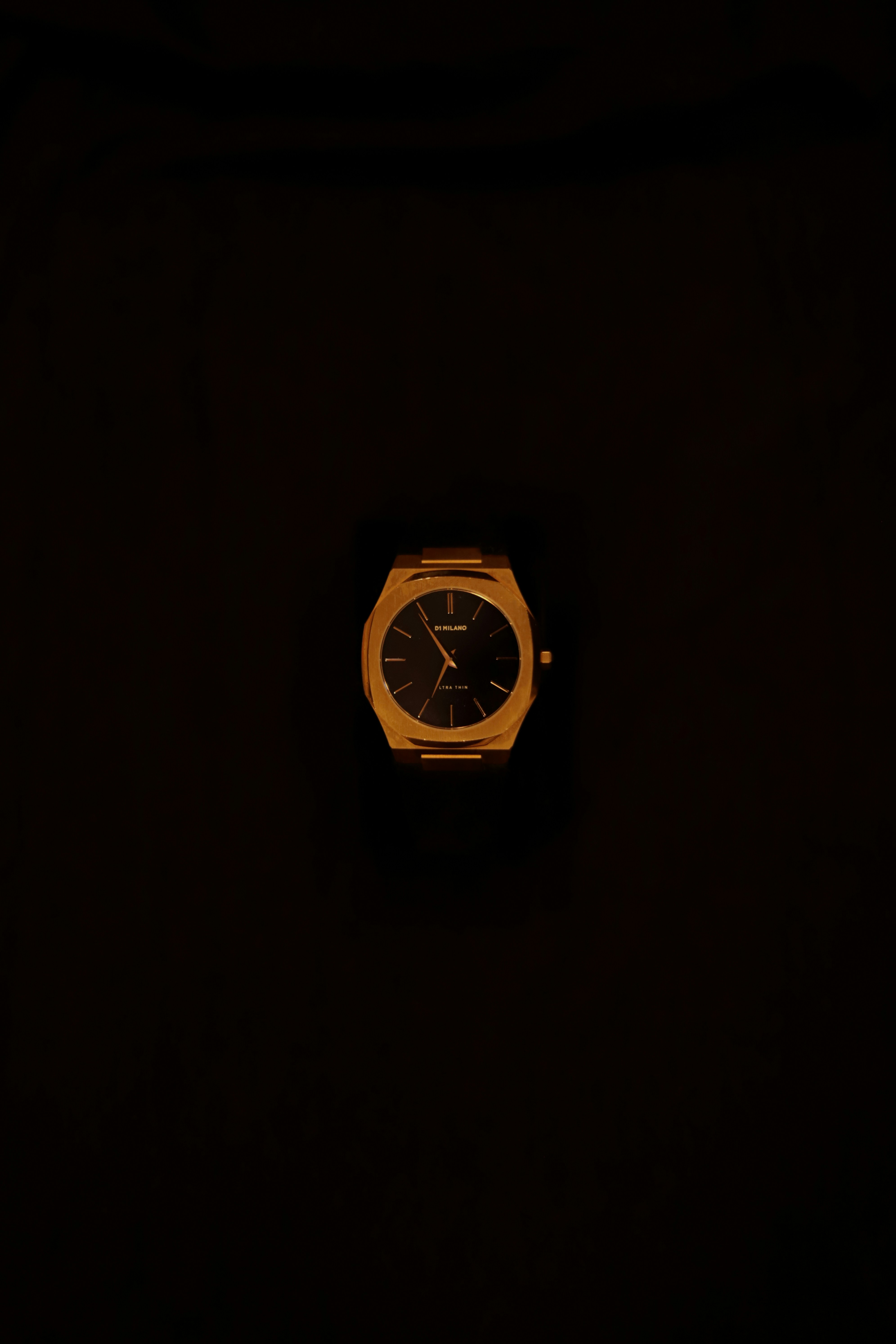 gelbe und schwarze Analoguhr