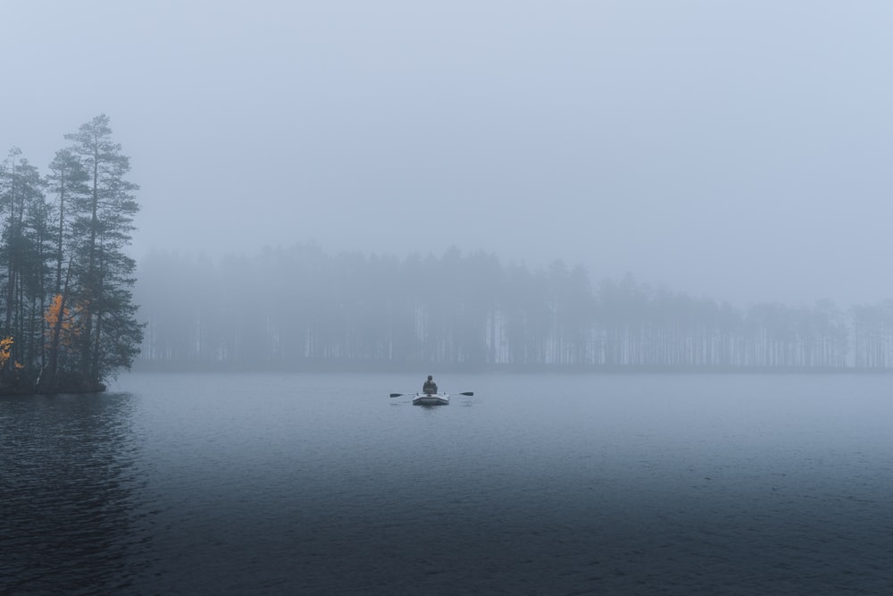 Person, die bei Nebel auf dem See auf dem See fährt