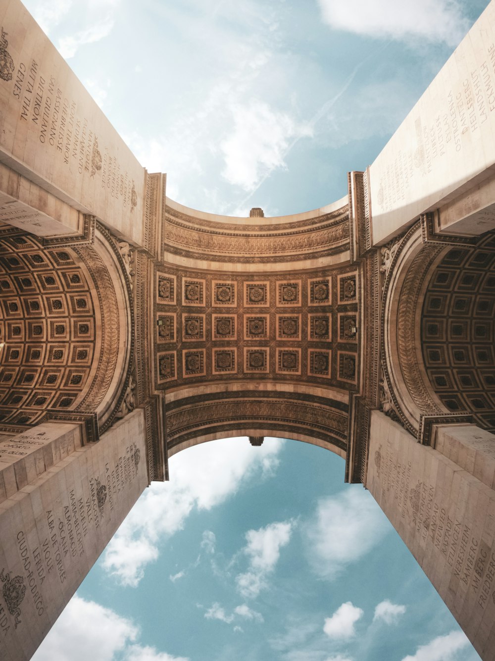 fotografia ad angolo basso dell'edificio in cemento marrone sotto il cielo blu durante il giorno