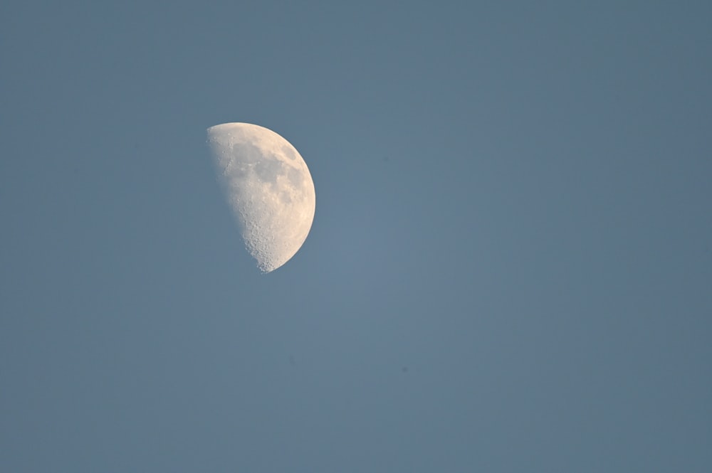 Luna llena en cielo azul