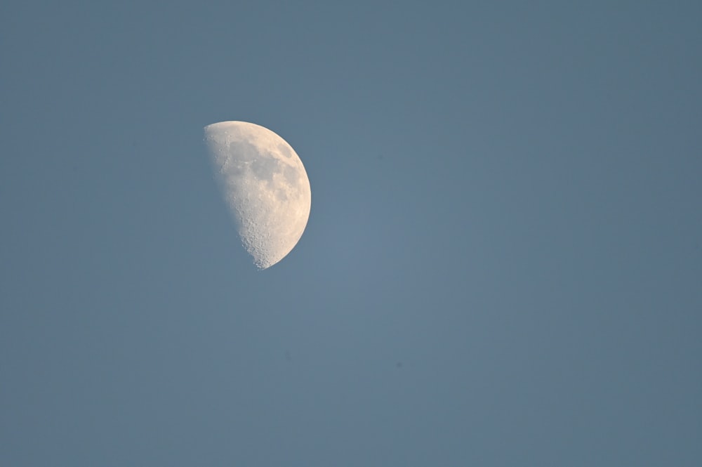 青空に浮かぶ満月