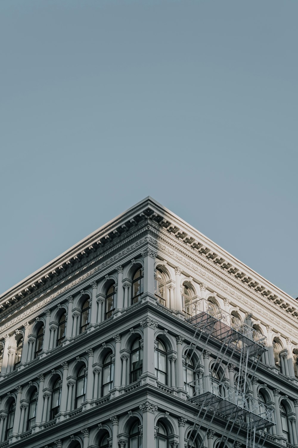 edifício de concreto branco sob o céu azul durante o dia