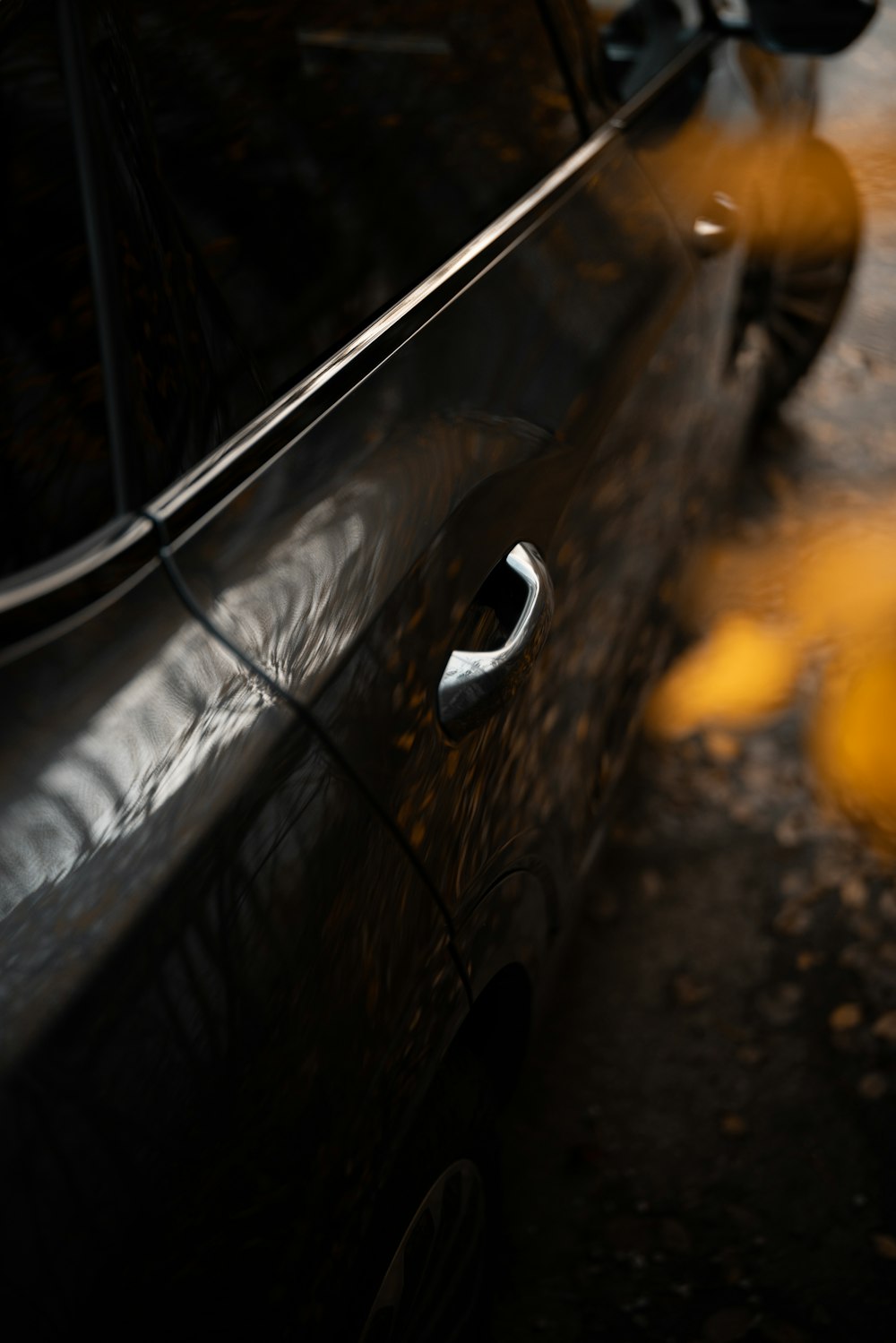 voiture noire sur la route pendant la journée