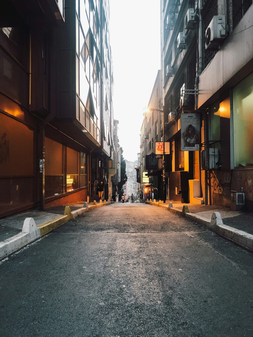 Calle vacía entre edificios durante el día