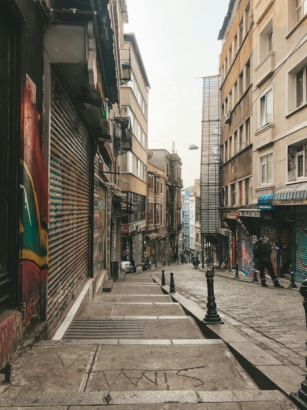 pessoas andando na calçada perto de edifícios durante o dia