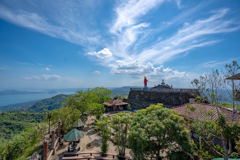 Casa de hormigón marrón en la cima de la montaña bajo el cielo azul durante el día