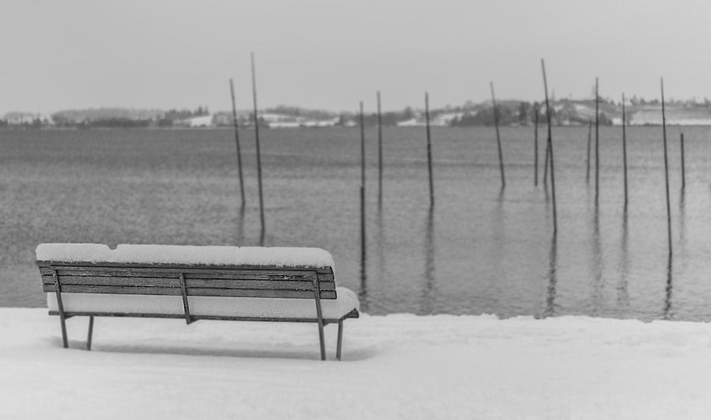 Bank auf schneebedecktem Boden