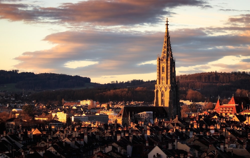 Hochhäuser tagsüber unter weißen Wolken