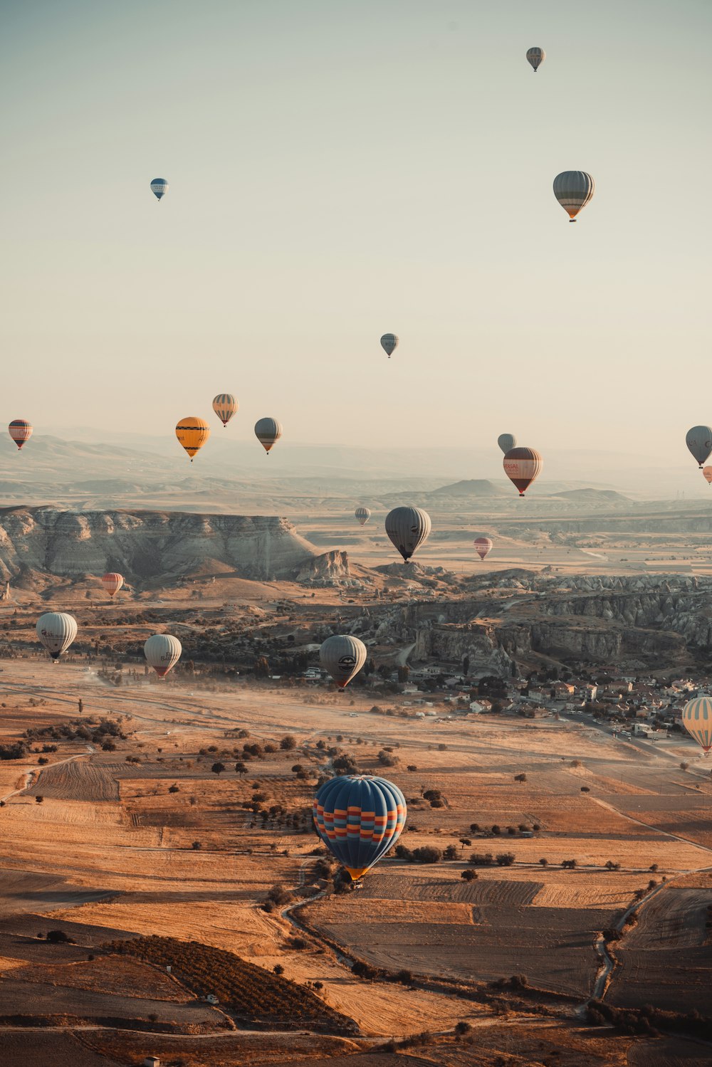 montgolfières dans le ciel pendant la journée