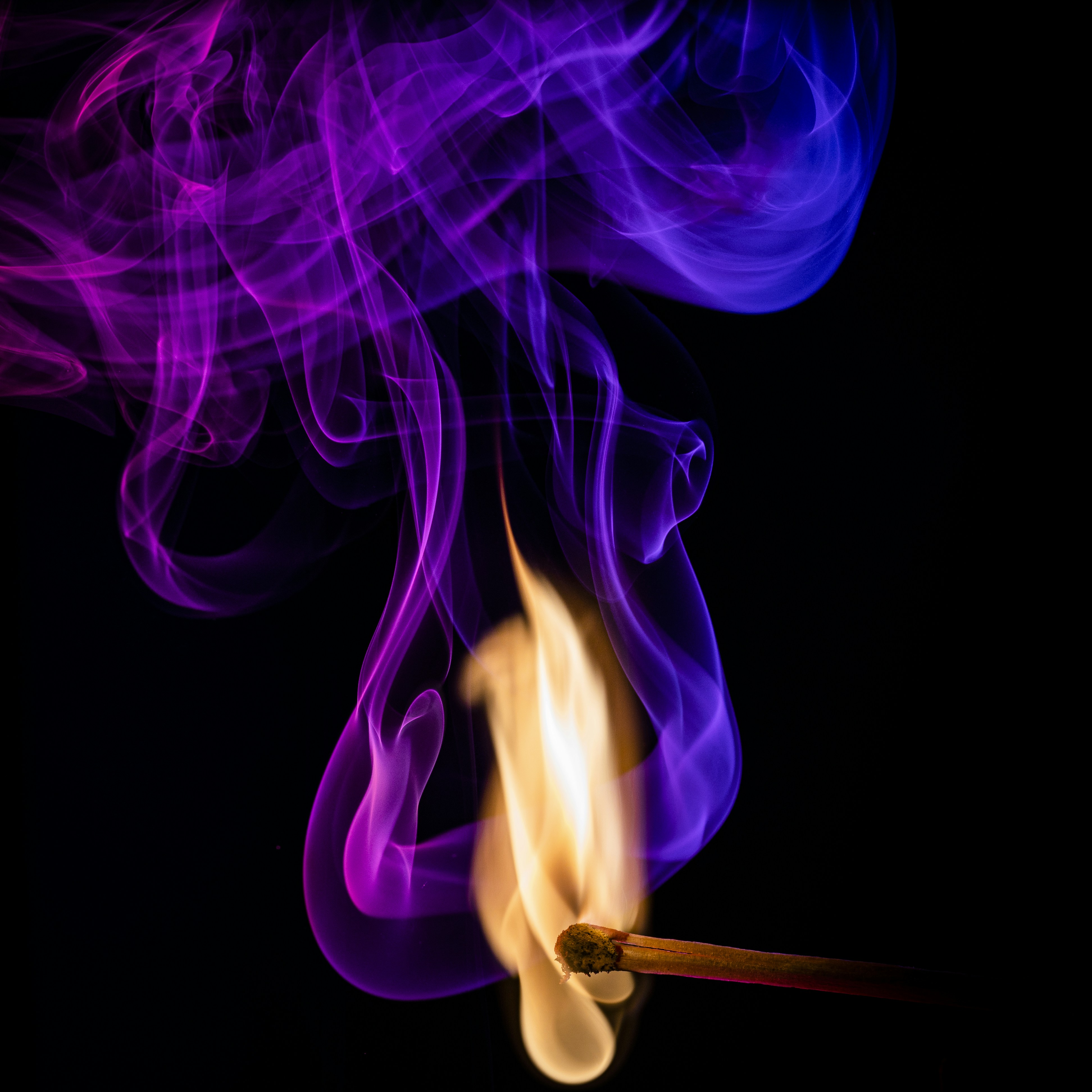 Energía violeta en movimiento que representa el elemento Fuego y la activación espiritual