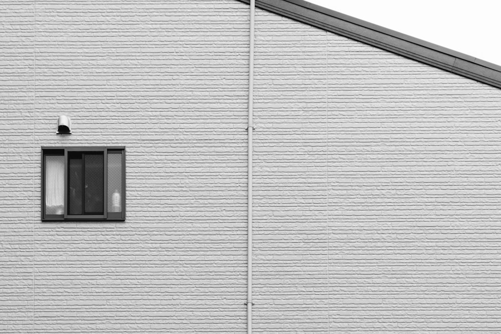 Maison en bois blanc et noir