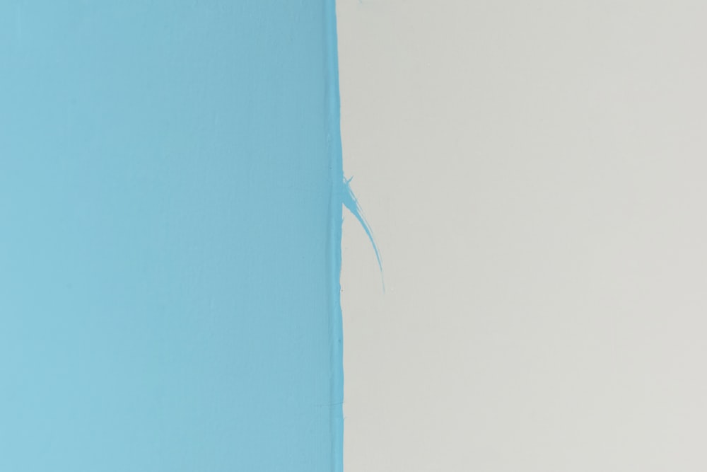 têxtil azul na superfície branca