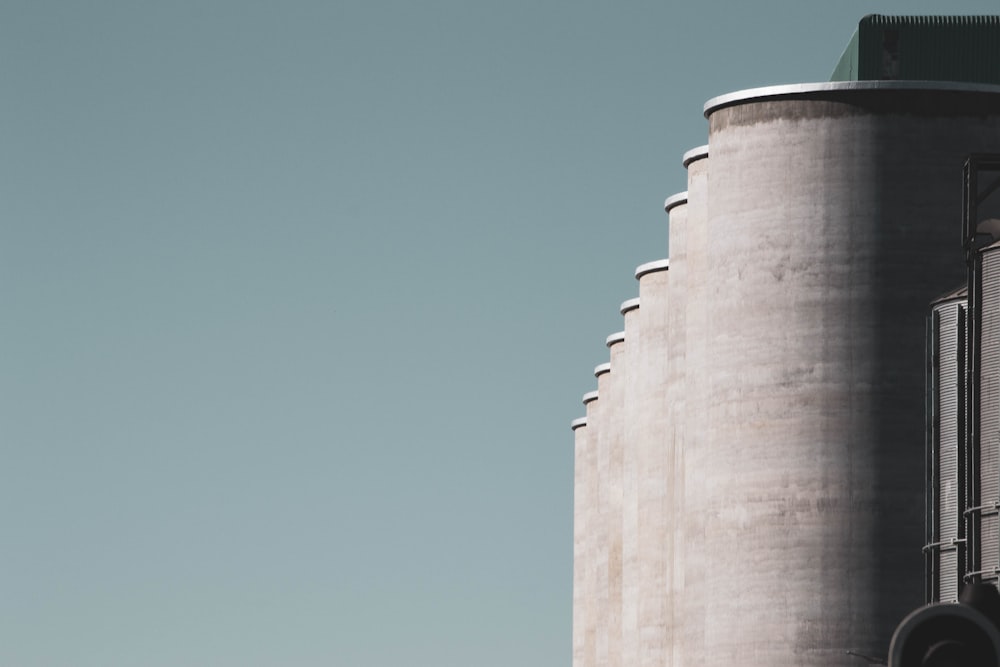 Bâtiment en béton brun sous le ciel bleu pendant la journée