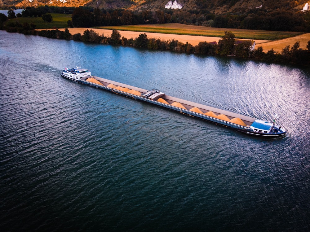 Barco blanco y marrón en el cuerpo de agua durante el día