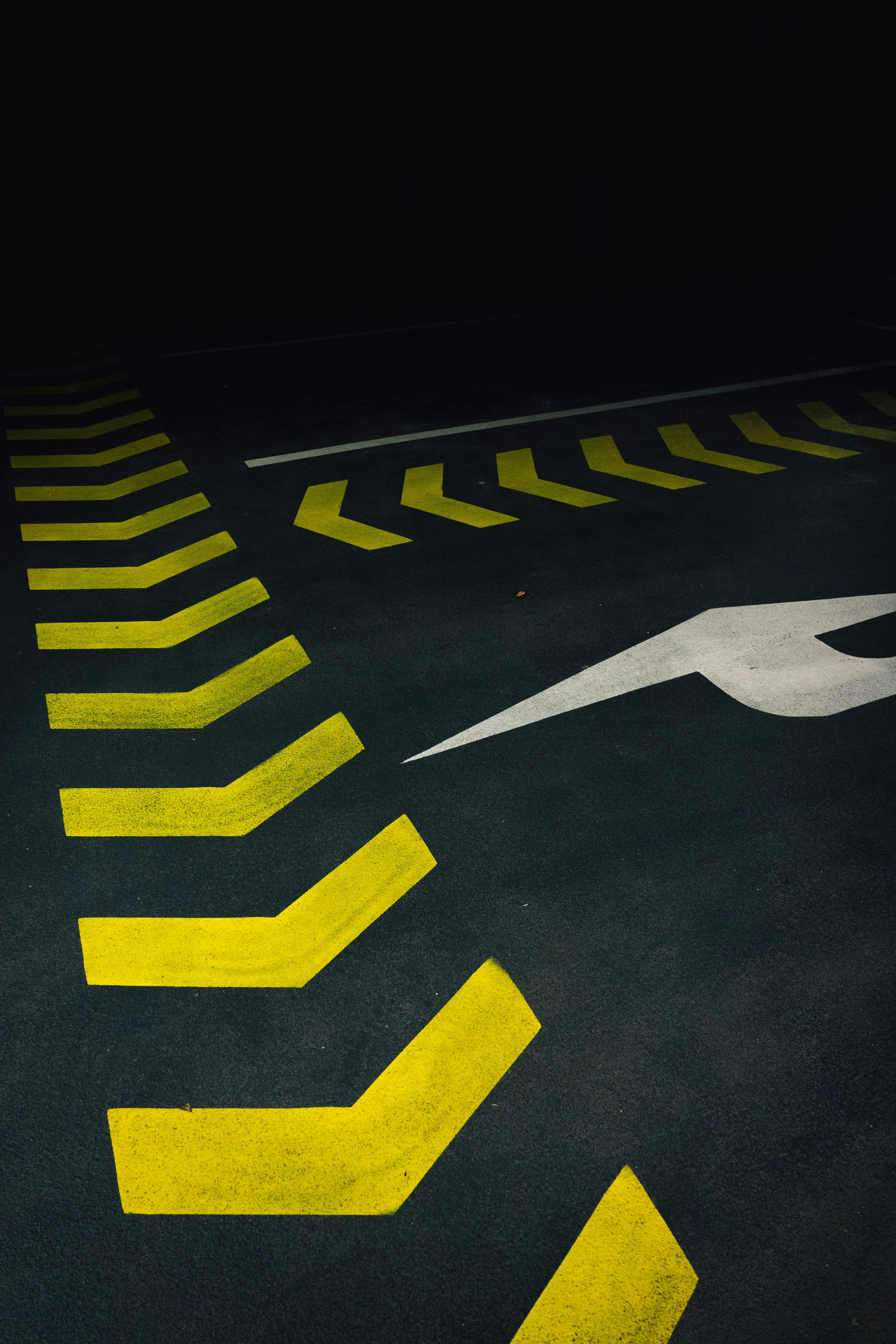 Yellow and black arrow sign photo – Free Asphalt Image on Unsplash
