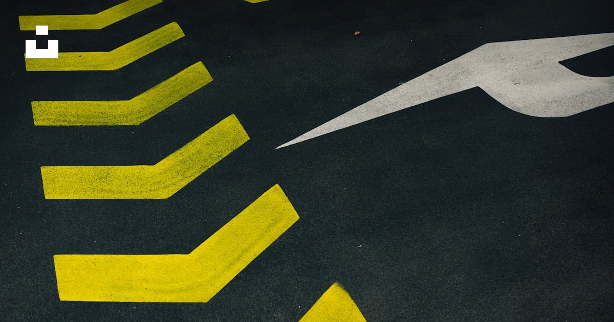 Yellow and black arrow sign photo – Free Asphalt Image on Unsplash