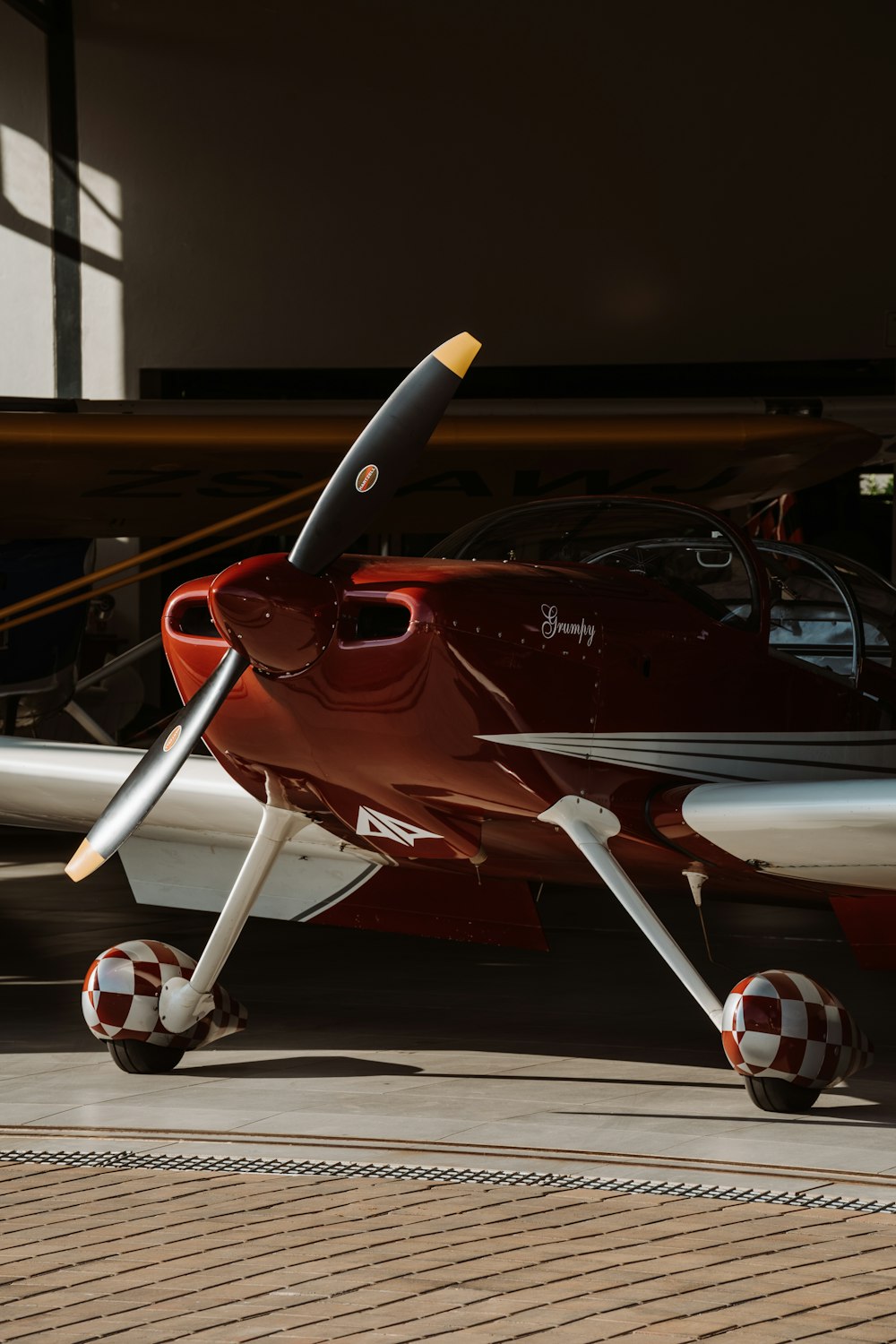 Avion rouge et blanc dans un parking