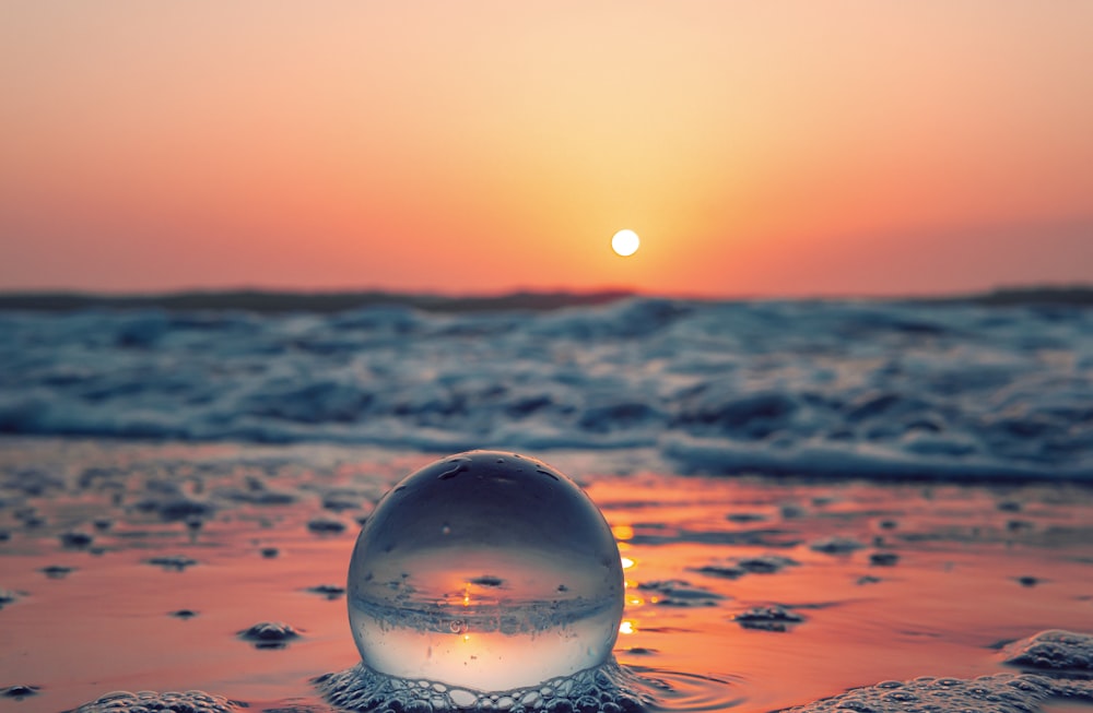日中の水上の透明なガラス球