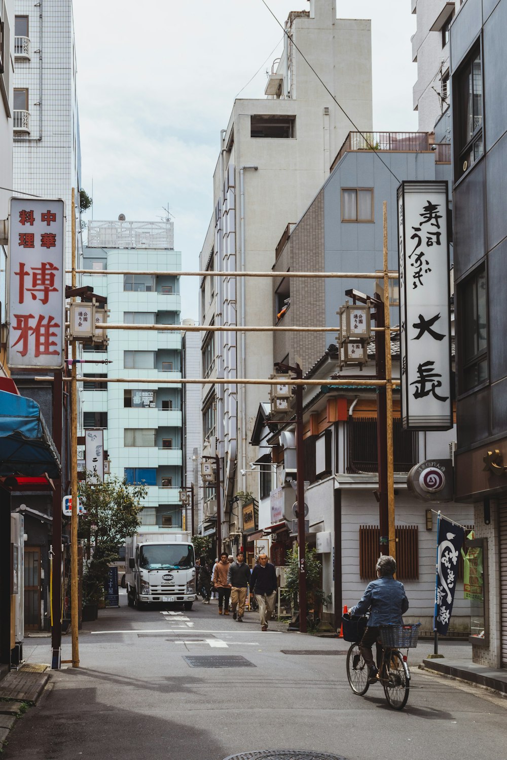 昼間、街を歩く人々