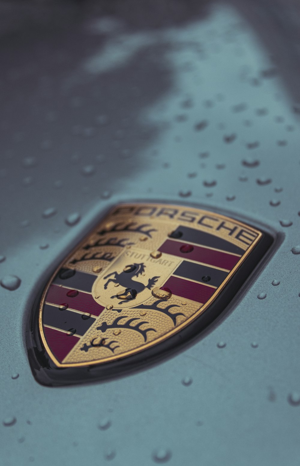Gros plan d’un emblème Porsche sur une voiture